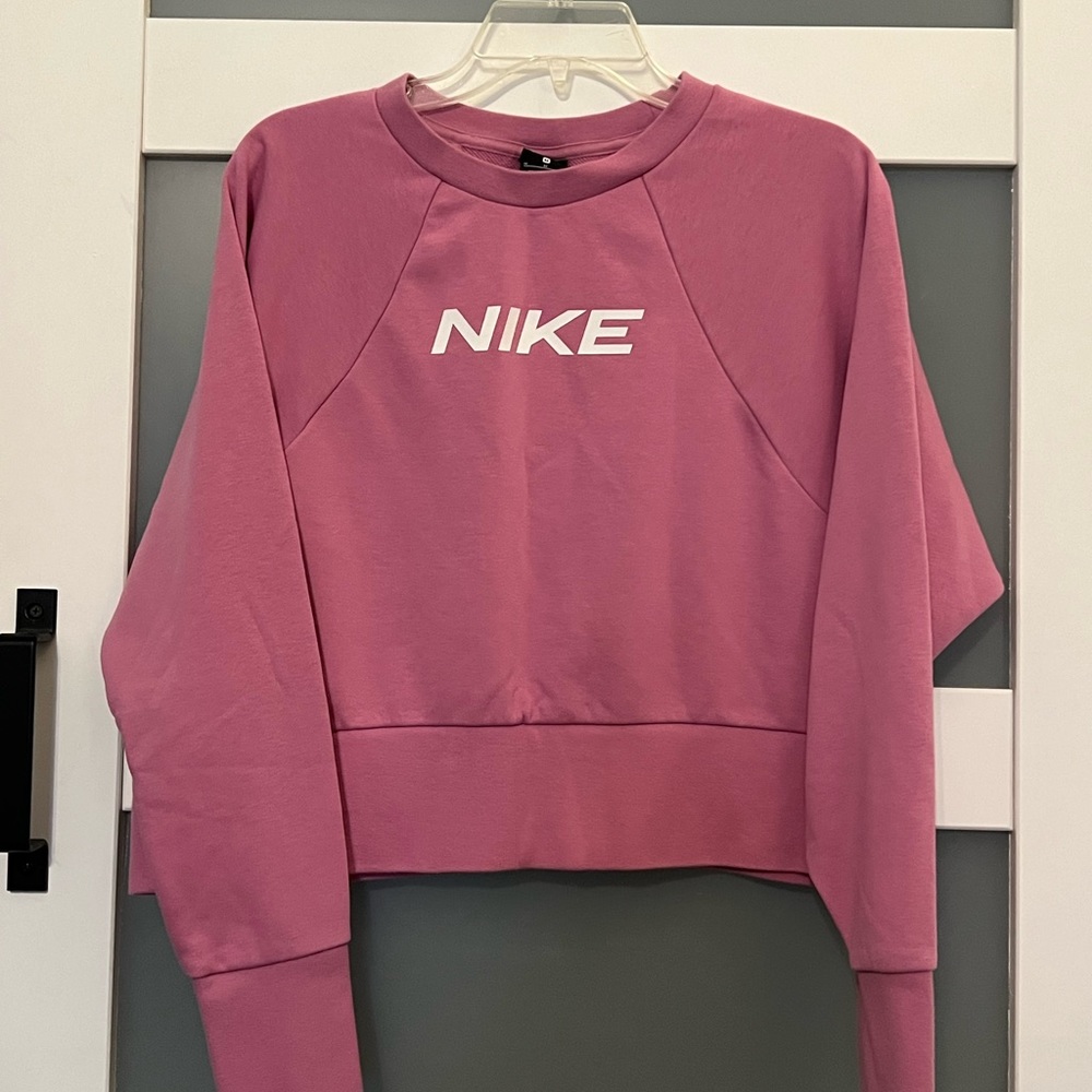 Nike Women’s Cropped sweatshirt.